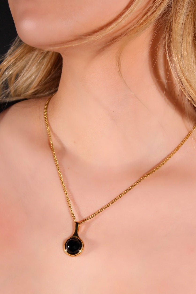 Collar negro circular
